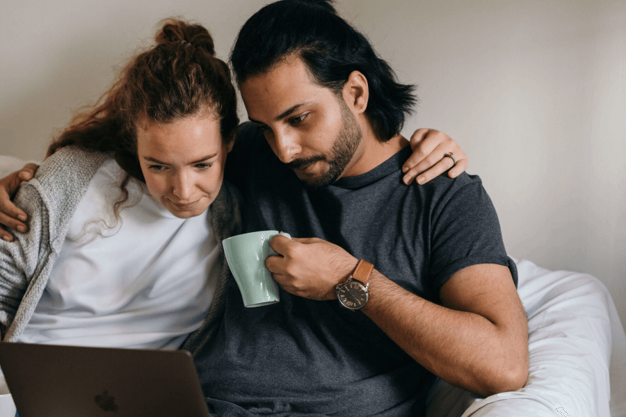 homely-couple-looking-for-houses-2022 Couple looking to buy a property in 2022