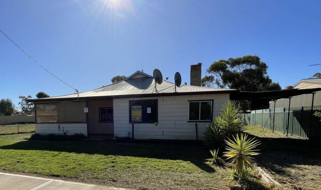 house in western australia with lawn